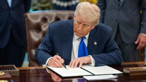 Poll reports Arizona approval of Trump hits new low